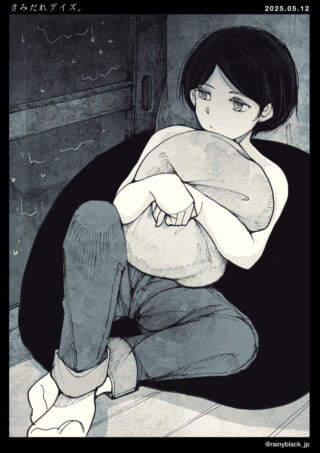 雨の日にクッションを抱える女性