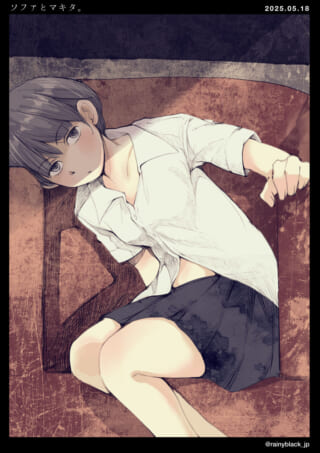 女性がソファでリラックス。