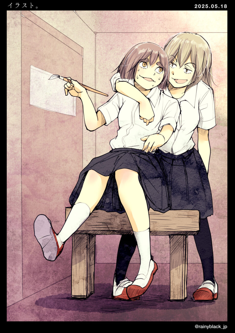 教室で笑う制服の女の子二人