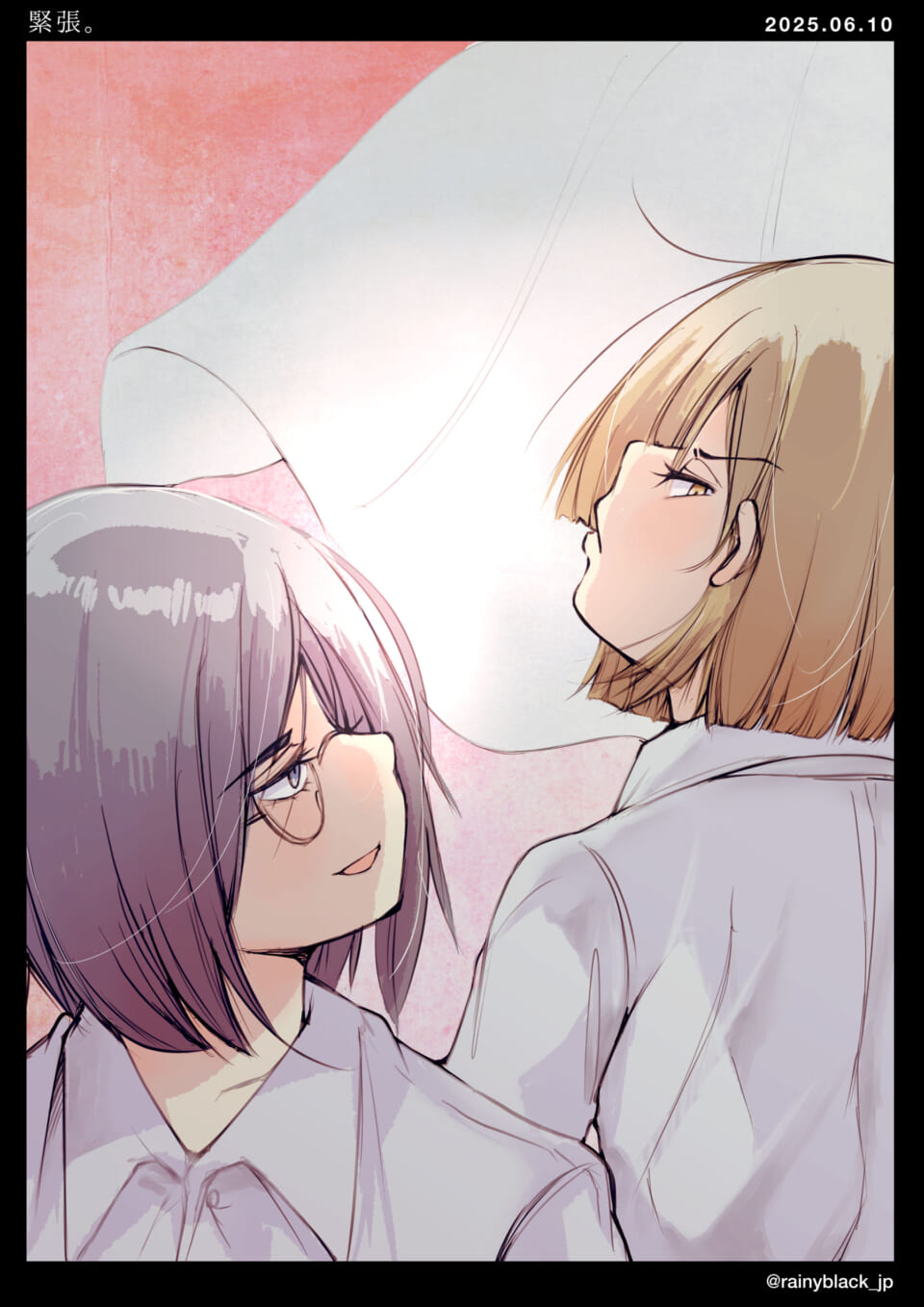 二人の女性が見つめ合う。