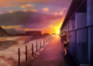 夕焼けの道を歩く少女
