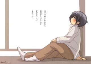 座りながら考え込む少年。