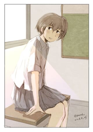 教室で椅子に座る少女。