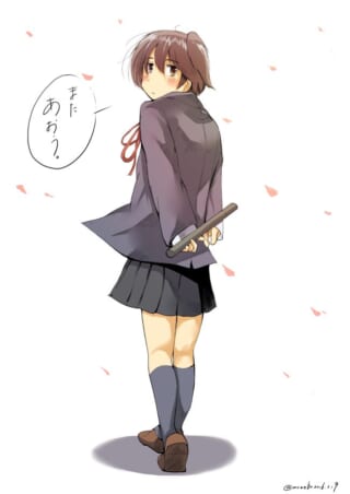 女の子が振り向き会話する。