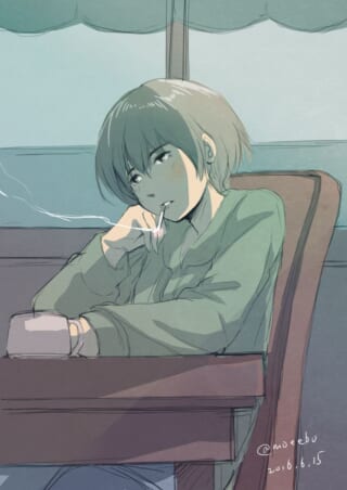 ショートヘアの女性が煙草を吸うシーン。