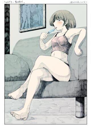 アイスを食べる女性がソファに座る。