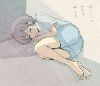 涙を流す少女が床に座る。