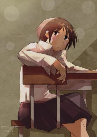 教室で机にもたれる少女