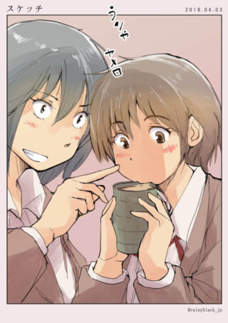 二人の女子学生が飲み物を飲む。