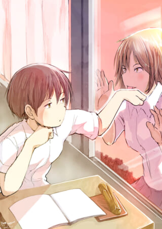 教室で窓越しに会話する学生たち