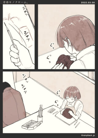 彫刻に挑む少女の様子