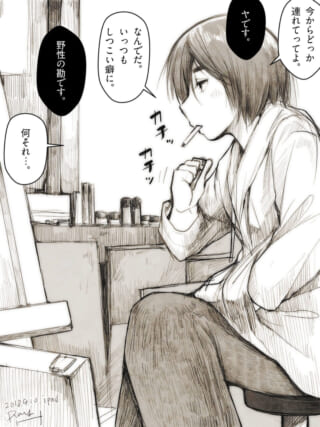 女性が煙草を咥えて座っています。
