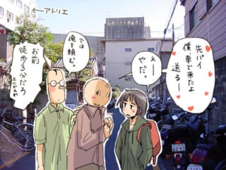 アトリエ前で会話する3人